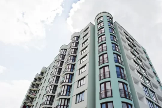 Balcon de nouveau moderne turquoise à plusieurs étages-550px